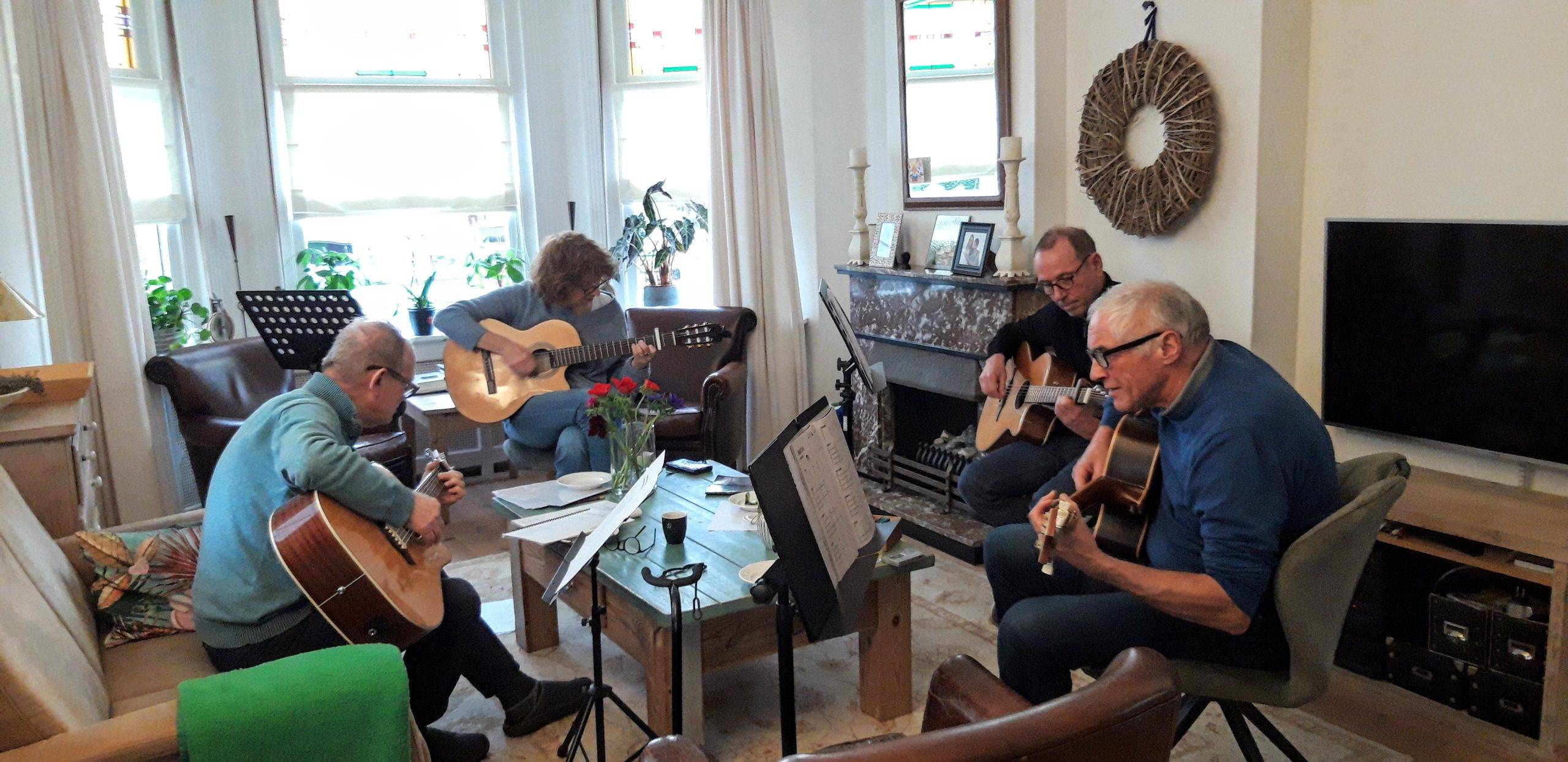 Online Music Master leden oefenen gitaar