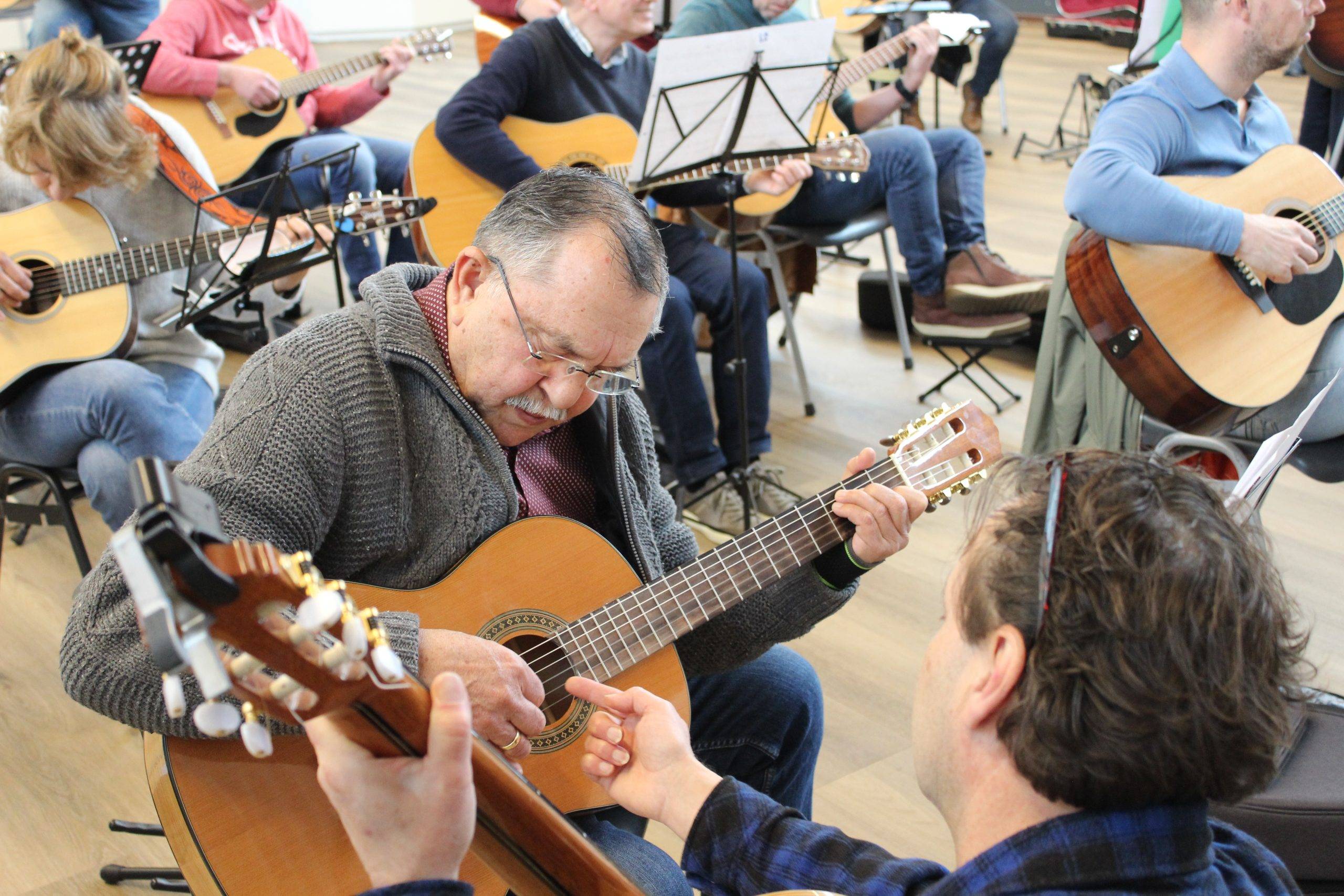 Online Music Master Lid Speelt gitaar